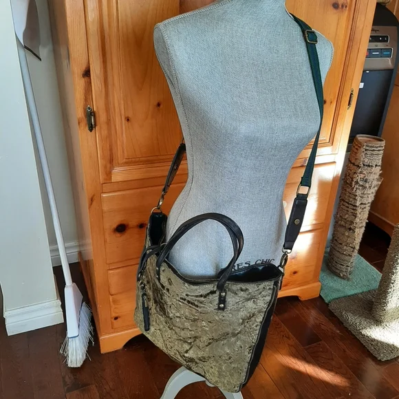 Madden Girl velvet overnight bag/ tote - Picture 3 of 4